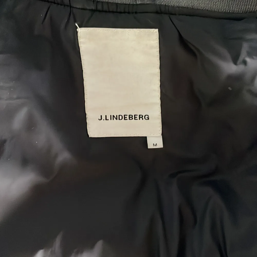 Säljer en grymt snygg vår/höstjacka från J.Lindeberg. Jackan väl använd och finns därmed tecken på lite slitage. Färgen är av silvergrå karaktär, passar sjukt bra till ett par svarta jeans och en vit/svart t-shirt. . Jackor.