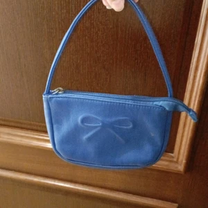 Liten bäbis väska  - Liten,blå bäbis väska för 30 kronor