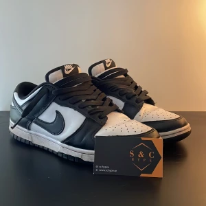 Nike panda dunks - Säljer nu mina panda dunks då jag aldrig använder dem längre. Dem är storlek 41 och är köpta på Sc hype under våren 2022. Går även att tvätta dem. Skick 5.5/10!!! Kom gärna dm vid frågor!!!!