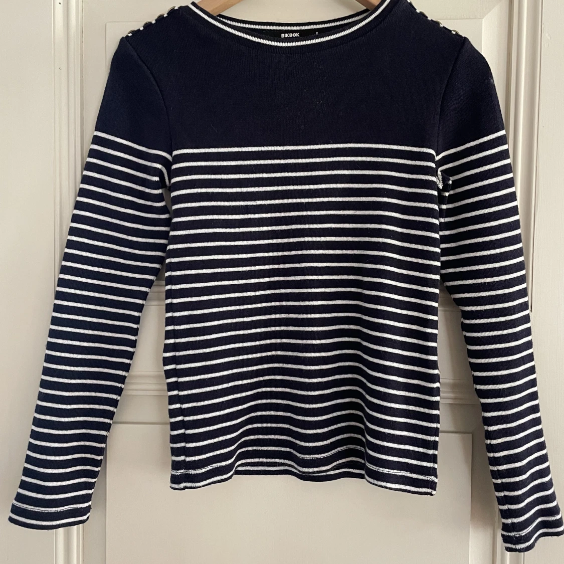 Marinblå vitrandig tröja