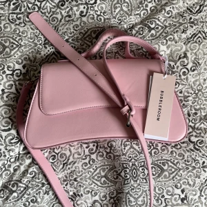 Väska - Säljer min rosa väska från bubbleroom. Helt oanvänd. Pris kan diskuteras💓frakt ingår