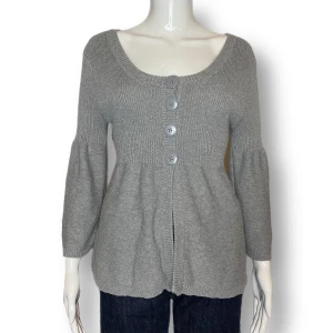 Tröja - En söt kofta i fint skick. Från Hot Options, storlek 10. Akryl & bomull. Dockan använder X-Small. ⚠️ MÅTT: Armhåla till armhåla 45cm, Axel till axel ~42cm, ärmlängd 45cm & längd 60cm 