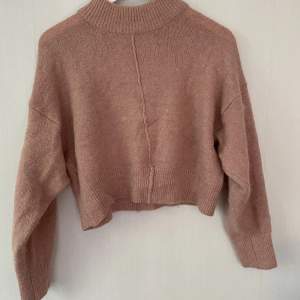 Superfin stickad tröja från Gina, smutsrosa. Kortare modell. Perfekt till hösten!!✨ Knappt använd.