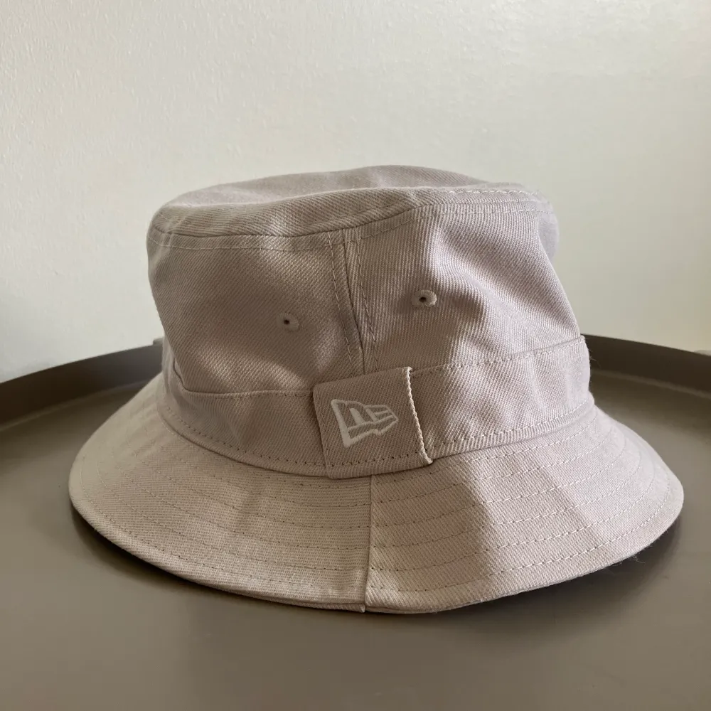 Säljer denna feta New Era bucket hat. Den har aldrig använts och är i helt nyskick. . Övrigt.