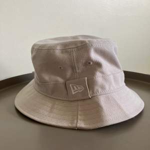 Säljer denna feta New Era bucket hat. Den har aldrig använts och är i helt nyskick. 