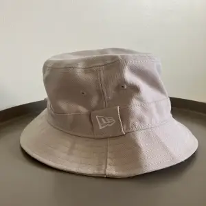 Säljer denna feta New Era bucket hat. Den har aldrig använts och är i helt nyskick. 