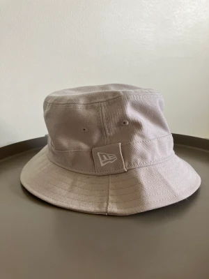 NewEra Buckethat - Säljer denna feta New Era bucket hat. Den har aldrig använts och är i helt nyskick. 