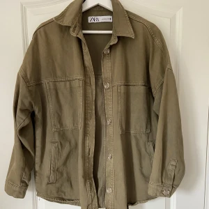 Skjortjacka - Jättesnygg olivgrön jacka från zara i storlek s❤️‍🔥