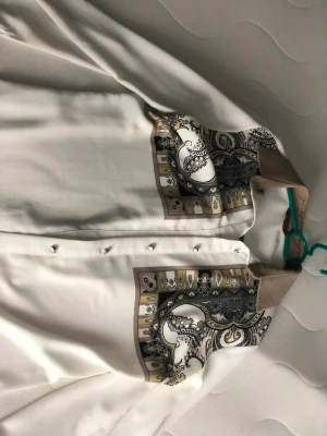 En shorta och byxa - Det är en set med shorta och byxa 