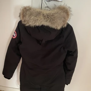 Canada goose victoria parka  - Säljer min canada goose victoria parka i storleken XS. Använd endast en vinter och är så gott som ny. 