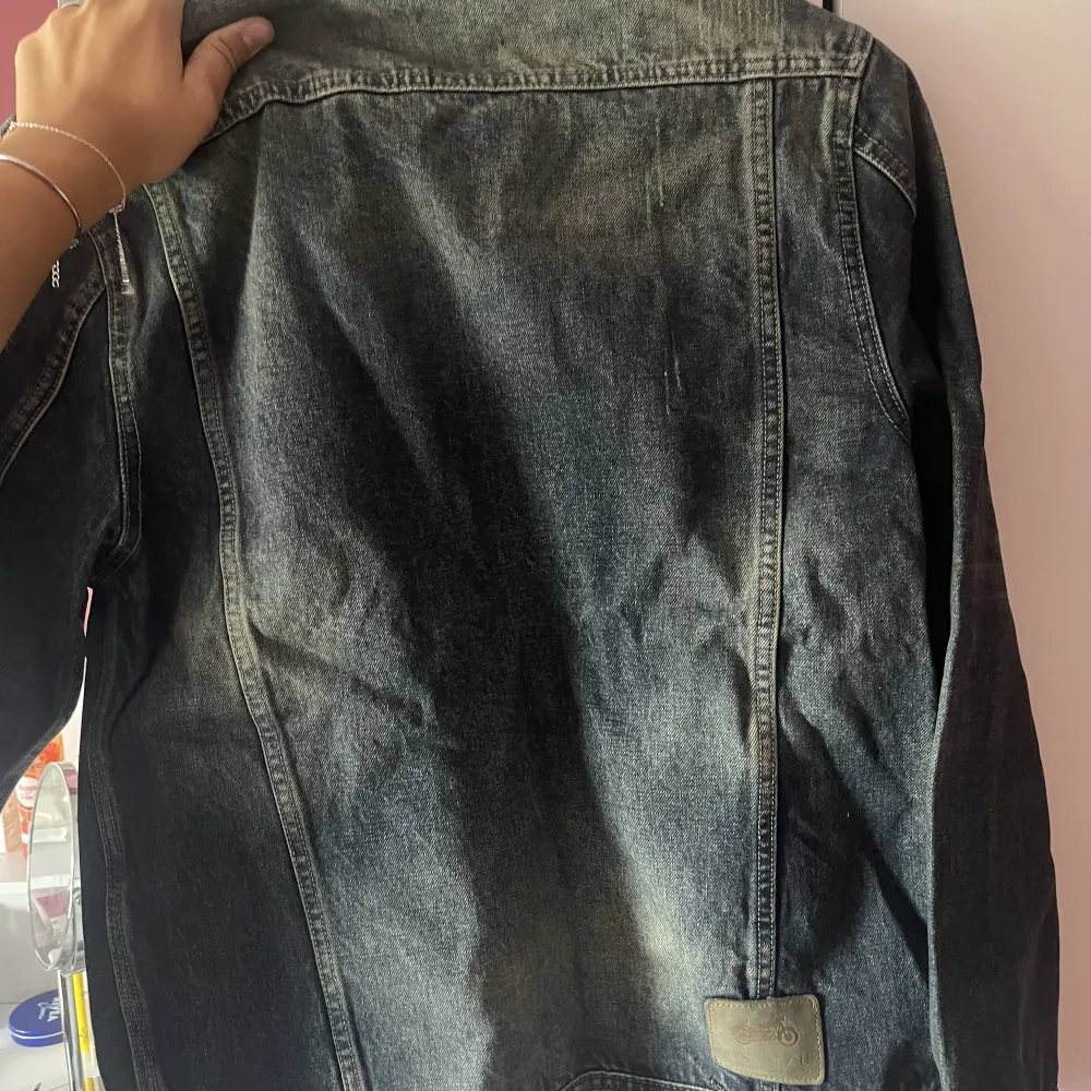 En helt ny jeans jacka som aldrig är använd. Storlek L men är liten i storlek, skulle nog säga att den är i storlek M. . Jackor.