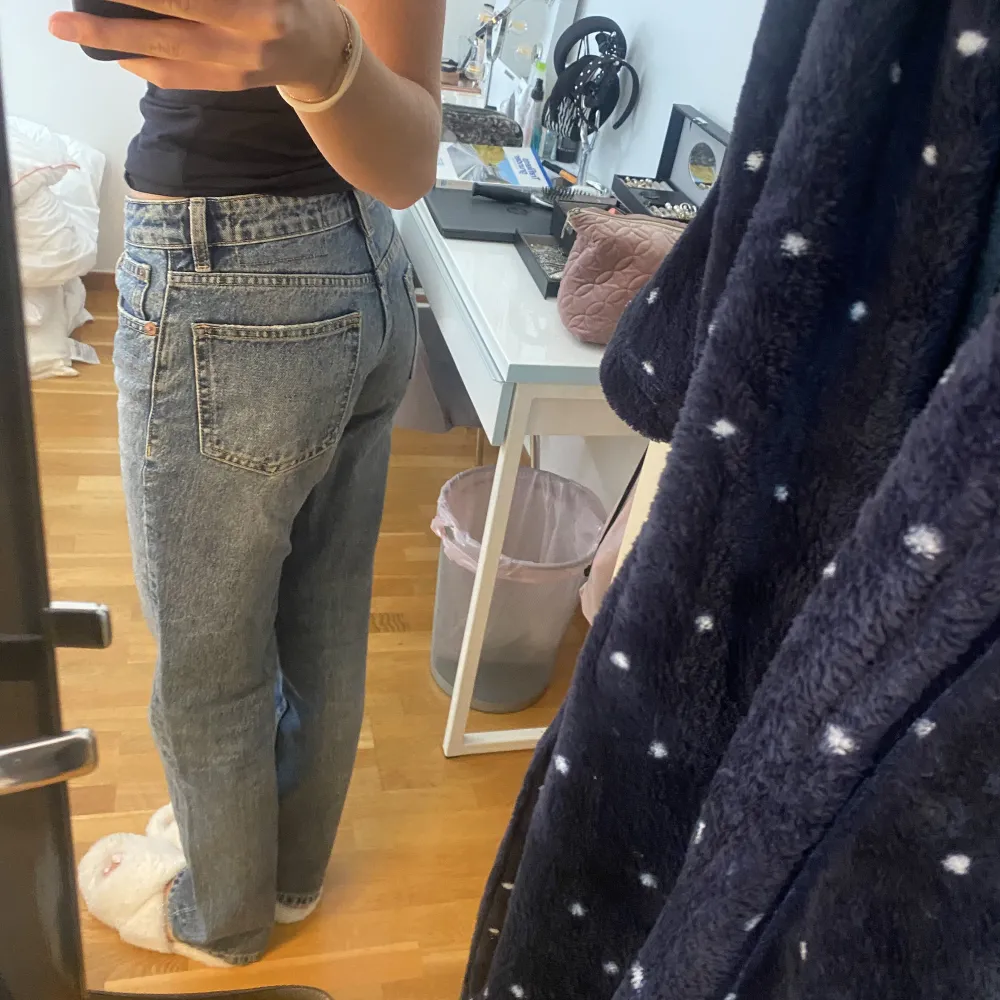 Mid waist jeans från Zara, kommer inte till användning men superbra skick!!. Jeans & Byxor.