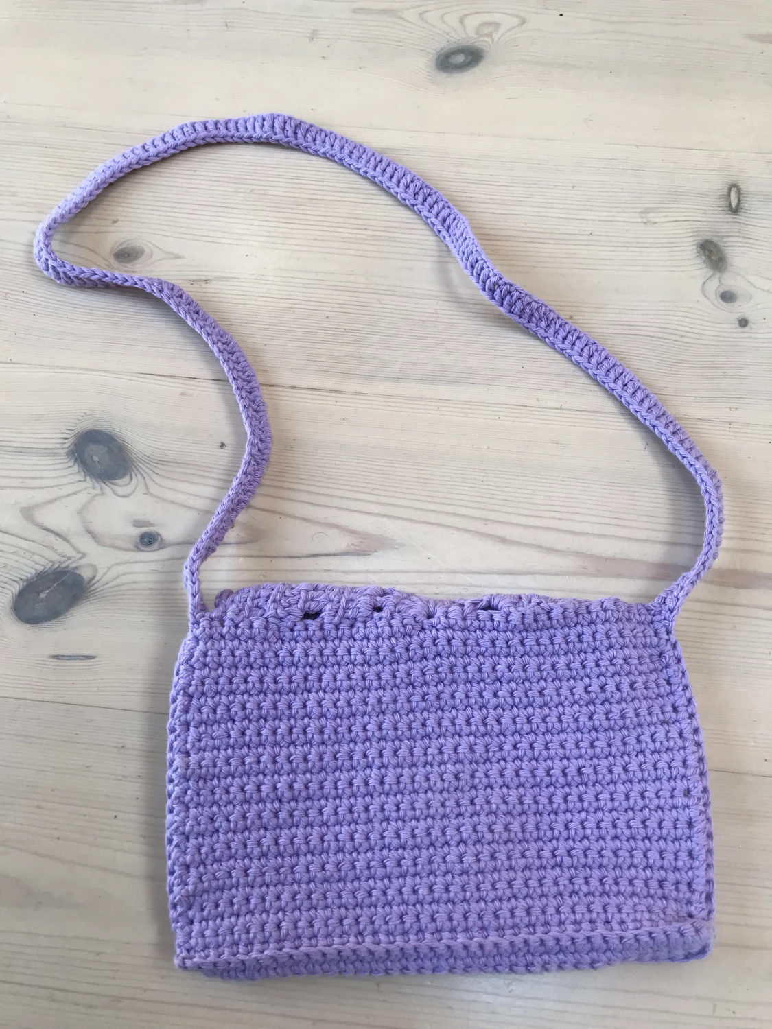 Virkad kuvertväska i lila - 90