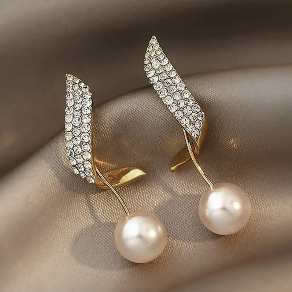 Vita twistade örhängen med pärl och gulddetaljer 🤍🤍🤍🤍 . Accessoarer.