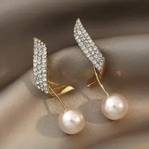Vita twistade örhängen med pärl och gulddetaljer 🤍🤍🤍🤍 