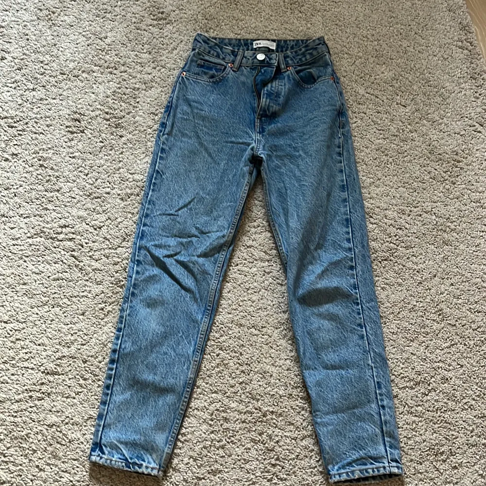 Fina jeans från Zara i storlek 32. Jeans & Byxor.
