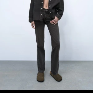 Straight jeans - säljer dessa snygga jeansen ifrån zara, då dem är lite för små för mig