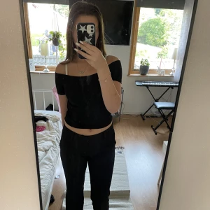 Off-shoulder tröja - Fin tröja! Vet ej vart den är ifrån. Är en XS men passar även S - M