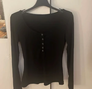 Tröja - Bara den vita kvar!! Säljer för 55 kr.