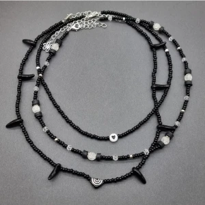 Handgjort halsband  - Handgjort halsband och exklusiv design ●Material-bergskristall, Sw kristall,  glas,  zinklegeringar. Nickel fri. Längd: 19cm och 5cm lång förlängninskedja för justering. 