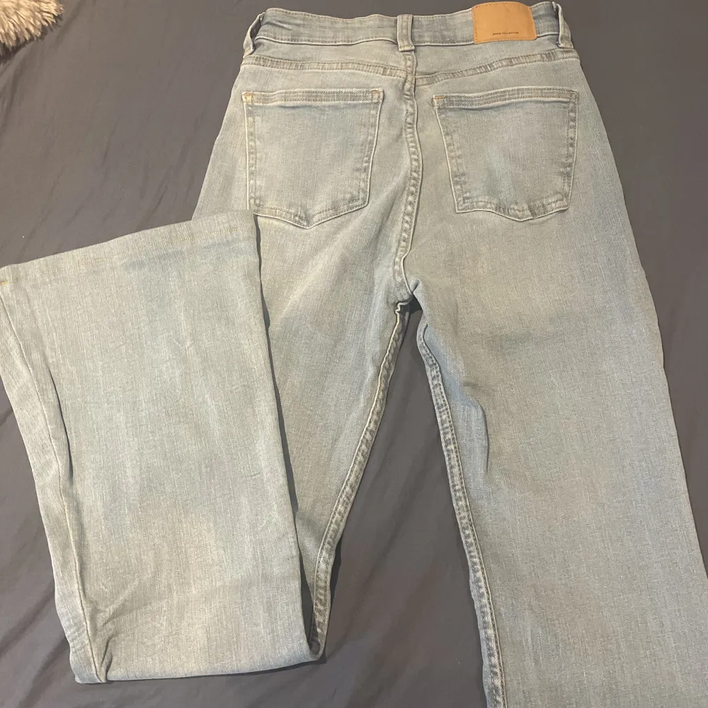 Söker ett par oanvända Bershka utsvängda jeans, storlek 34 :). Jeans & Byxor.