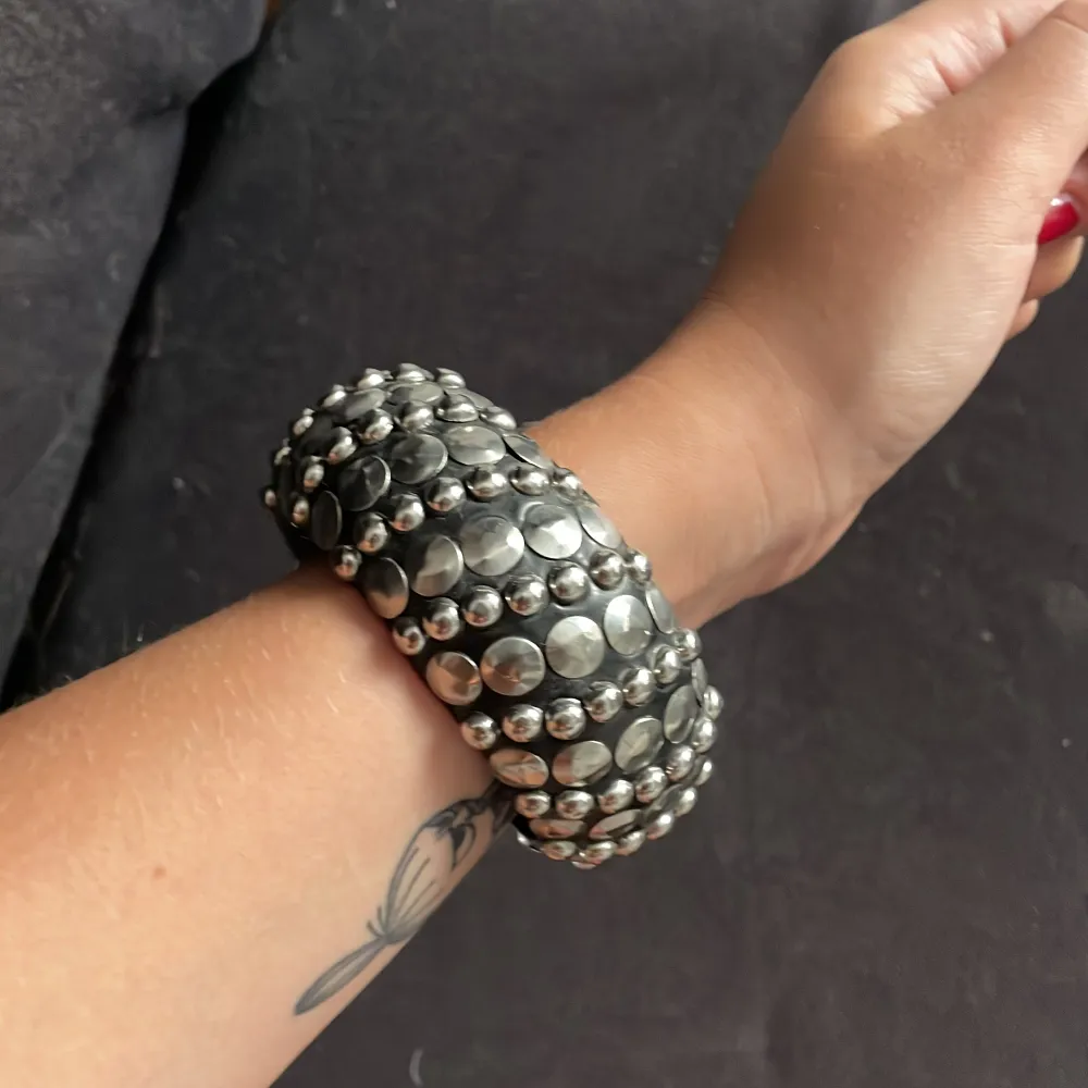 Super najs armband! Den är ca 8cm stor, rakt över. Det saknas 3 nitar(de sista bilden) men det är ingen man tänker på🌹🌹🌹. Accessoarer.