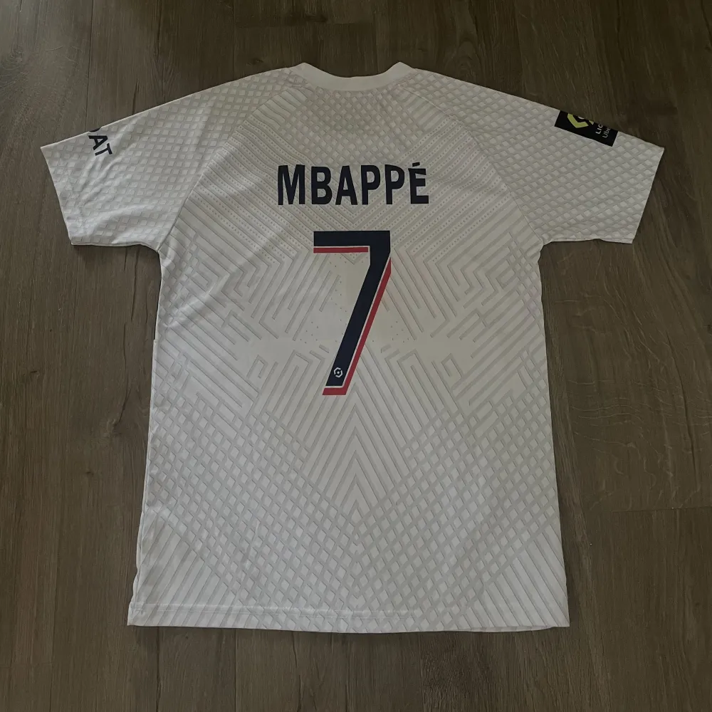 Psg tröja med Mbappe🔥Använd några gånger. För mer info/bilder kontakta🙏🏼💯. T-shirts.