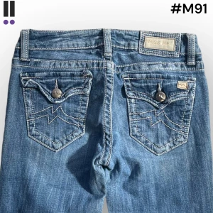 M91 lågmidjade bootcut missme jeans  - MissMe jeans i model Boot 💜 Tag 28W 💜Midja (rakt över) 36cm 💜 Innerben 79cm 💜 Ytterben 105cm 💜 Benöppning 21cm 💜 Nedgågna 💜Våra mått blir W=28, L=31 💜 Men jämför alltid måtten💜