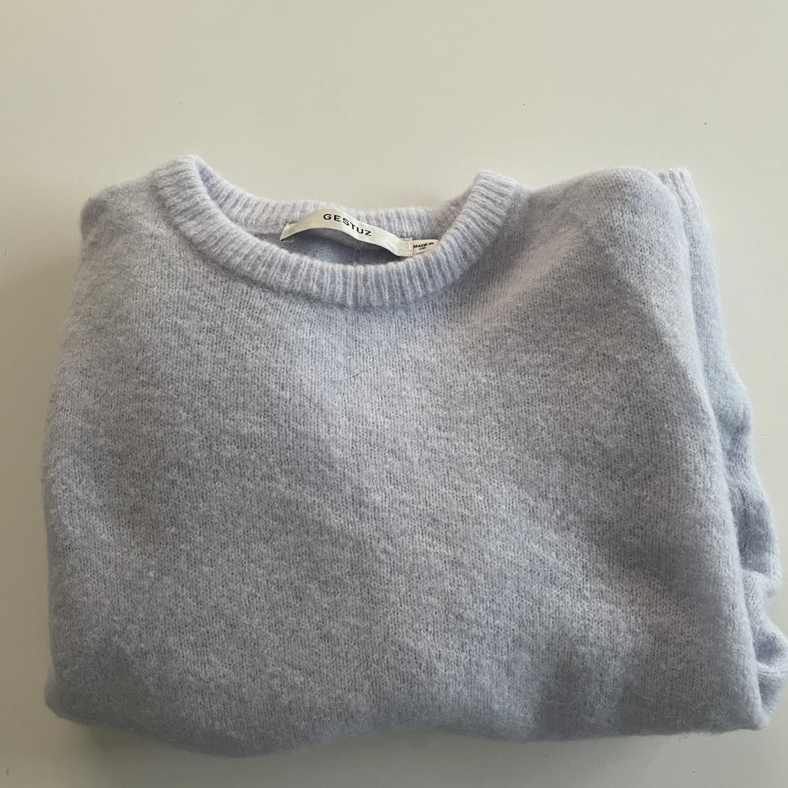 Kortärmad stickad tröja från Gestuz i storlek xs - 91