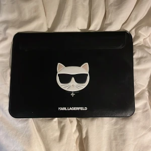 datafodral - snugger datafodral från karl lagerfeldt. Passar i normalt sätt alla datorer/laptops, som referens är min mac 13 tum. ❤️‍🔥🌟 nypris 550