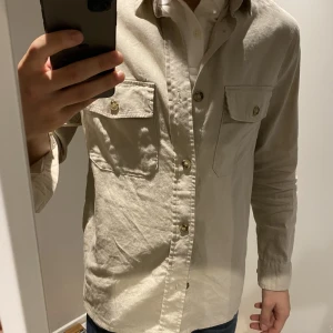 Snygg jacka  - Nice jacka till alla tillfällen. Fint skick!