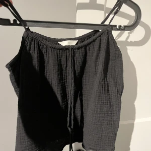 Topp H&m - Superfin topp från h&m. Nyskick. Storlek Xs. Hör av er vid frågor eller tryck gärna på köp nu 💞