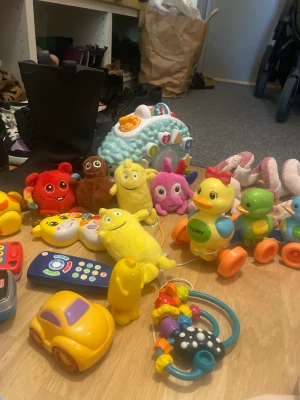 Leksaker- babblarna  - Mer än hälften är olika sånger ljud, hur olika djur låter, ramsor, melodier.  Allt för 1000   Annars beror det på.