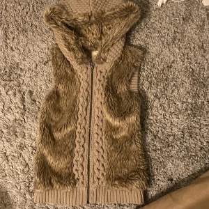 Päls zipup -  säljer denna coola pläslikande västen😱står på lappen att den är xs men skulle mer säga att den är s/m!! skriv om du har några frågor 💕tryck inte på köp nu innan att ha kontakt mig först