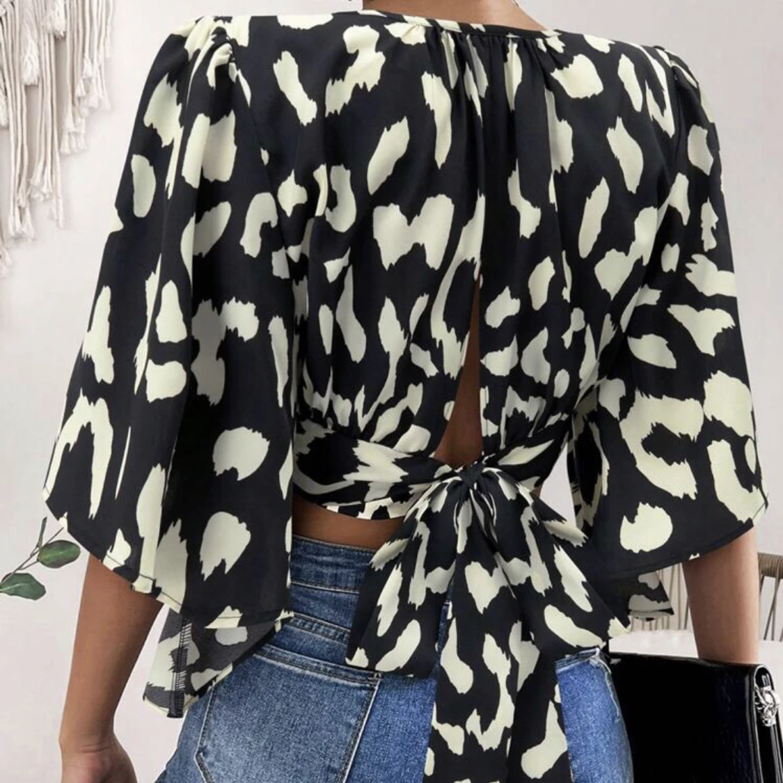 V-ringad mönstrad blus - 90