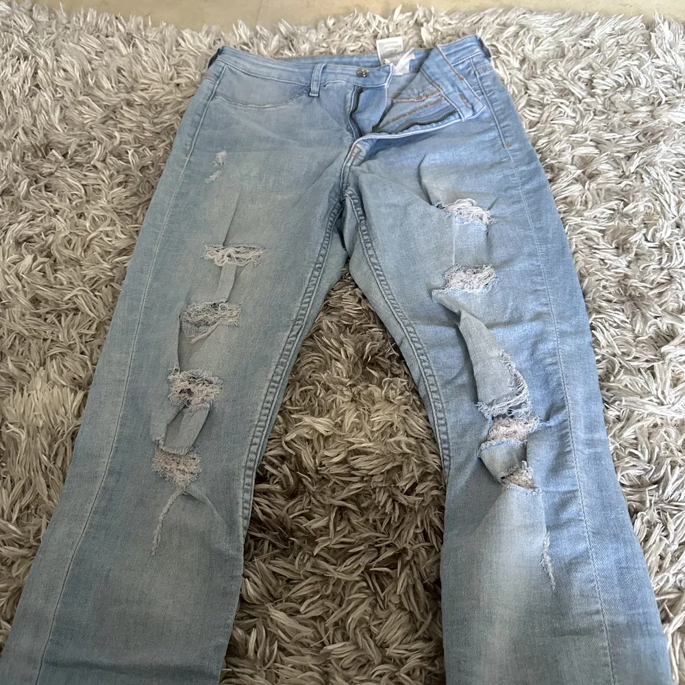 Slitna High waist från hm . Jeans & Byxor.