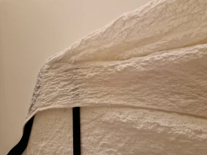 Söt blus - En söt blus i skrynkligt material från hm. Det är en omlott modell med en urringning man själv kan reglera.