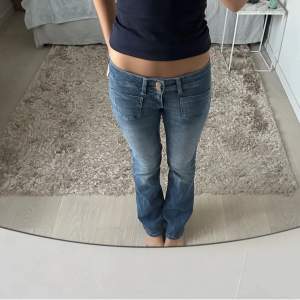 Så fina lågmidjade jeans från vero Moda som inte går att få tag i längre. Innerben: 83cm och midja: 75cm. Med stretch! Jag är 1.66 och de passar i längden, tryck på köp nu! ❣️storlek 27/32