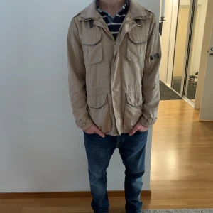 Bomberjacka Beige  - Snygg Bomberjacka i beige färg. Storlek M, men passar M/L. Bra skick. 