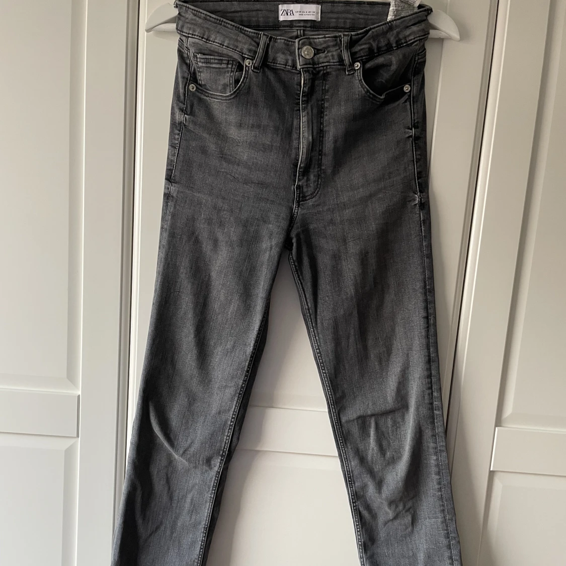 Grå jeans Zara, strl 38