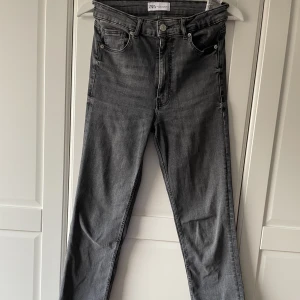 Grå jeans Zara, strl 38 - Passar 36/38. Upplagda av skräddare. Slits i benen.