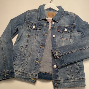 Levi's jeansjacka - Fin Levi's jeansjacka, originalpris 1400 kr. Knappt använd så först till kvarn!