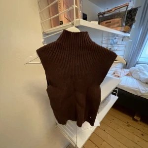 Tröja - Säljer denna stickade kortärmad tröja från zara som bilr perfekt till hösten med den bruna o fina färgen. Säljer då jag rensar min garderob och måste ha plats. Använt ett fåtal gånger men önska jag hade använt mer!❤️ kan diskutera priset 