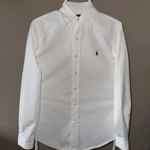 Ralph Lauren skjorta XS - Stilren och bekväm Ralph Lauren skjorta. Skjortan är i 10/10 skick, inga synliga fel eller skador. Kontakta mig vid eventuella frågor!😄