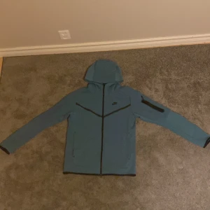 Tech fleece - Ljusblå tech fleece som är köpt i Madrid samt bra skick