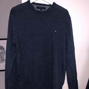 Mörkblå Tommy Hilfiger tröja i bra skick Nypris 1200, säljer för 400