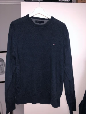 Mörkblå Tommy Hilfiger tröja  - Mörkblå Tommy Hilfiger tröja i bra skick Nypris 1200, säljer för 400