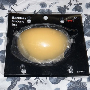 BH-backless - BH i silikon utan några band. Passar perfekt att ha under kläder med öppen rygg eller klänningar. Aldrig använt, enbart testad💕