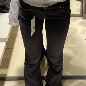 Svarta bootcut jeans  - Säljer dessa svarta bootcut jeans från zara, jättefina och passar till det mesta. Det är storlek 38 men passar mig som vanligtvis har xs/s eller 34 i jeans. Hör av er för mer bilder 🩷