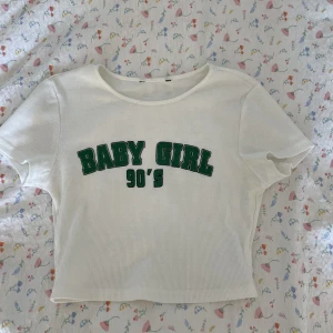 Vit T-shirt  - Söt vit lite croppad T-shirt med text på 💕